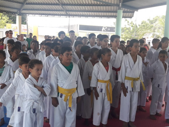 Crianças da oficina de karatê do Município de Juarina conquistam medalhas em campeonato.